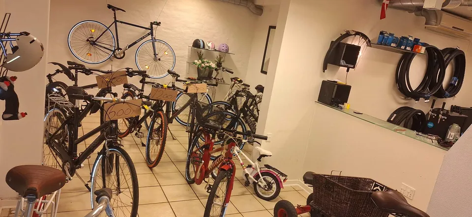 Brugte cykler, hjelme, dæk og skærme inde i MT Bike